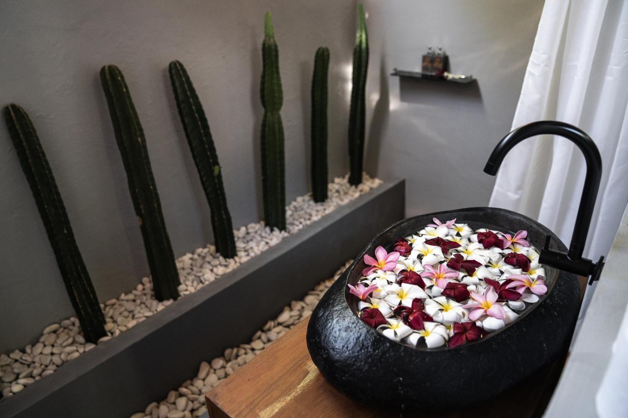 Easy Surf Camp Hotel Kuta  Ngoại thất bức ảnh