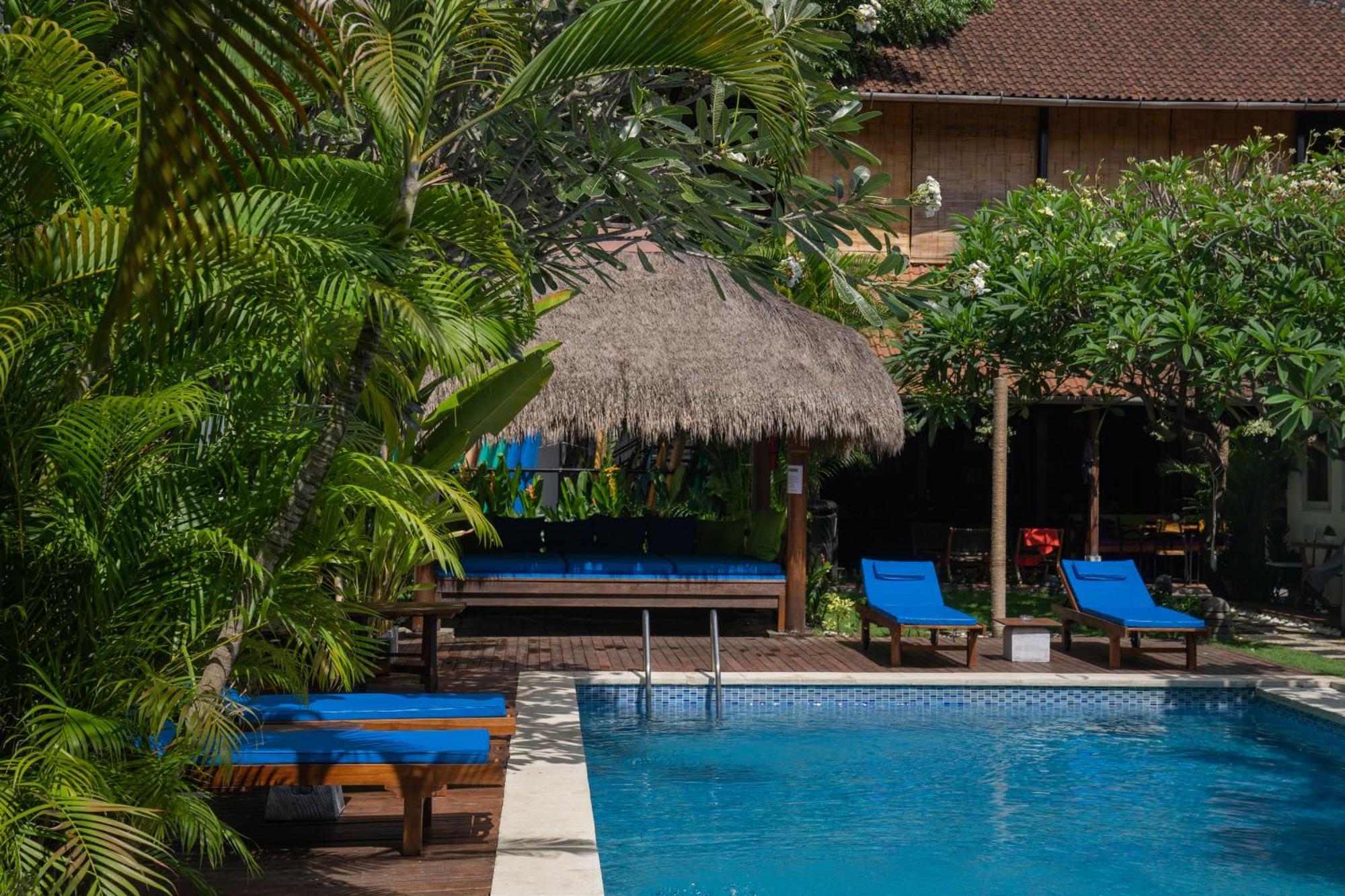 Easy Surf Camp Hotel Kuta  Ngoại thất bức ảnh