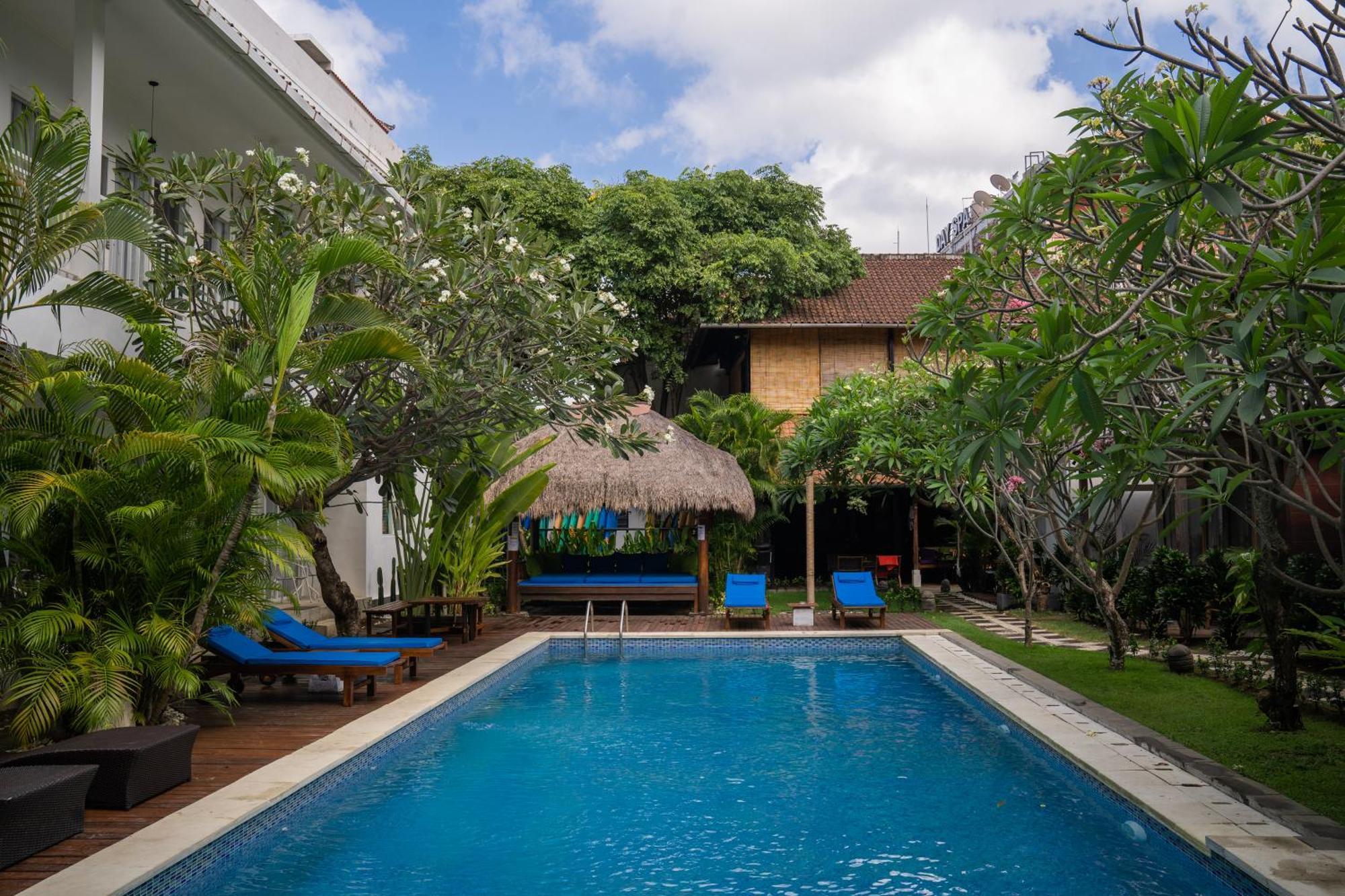 Easy Surf Camp Hotel Kuta  Ngoại thất bức ảnh