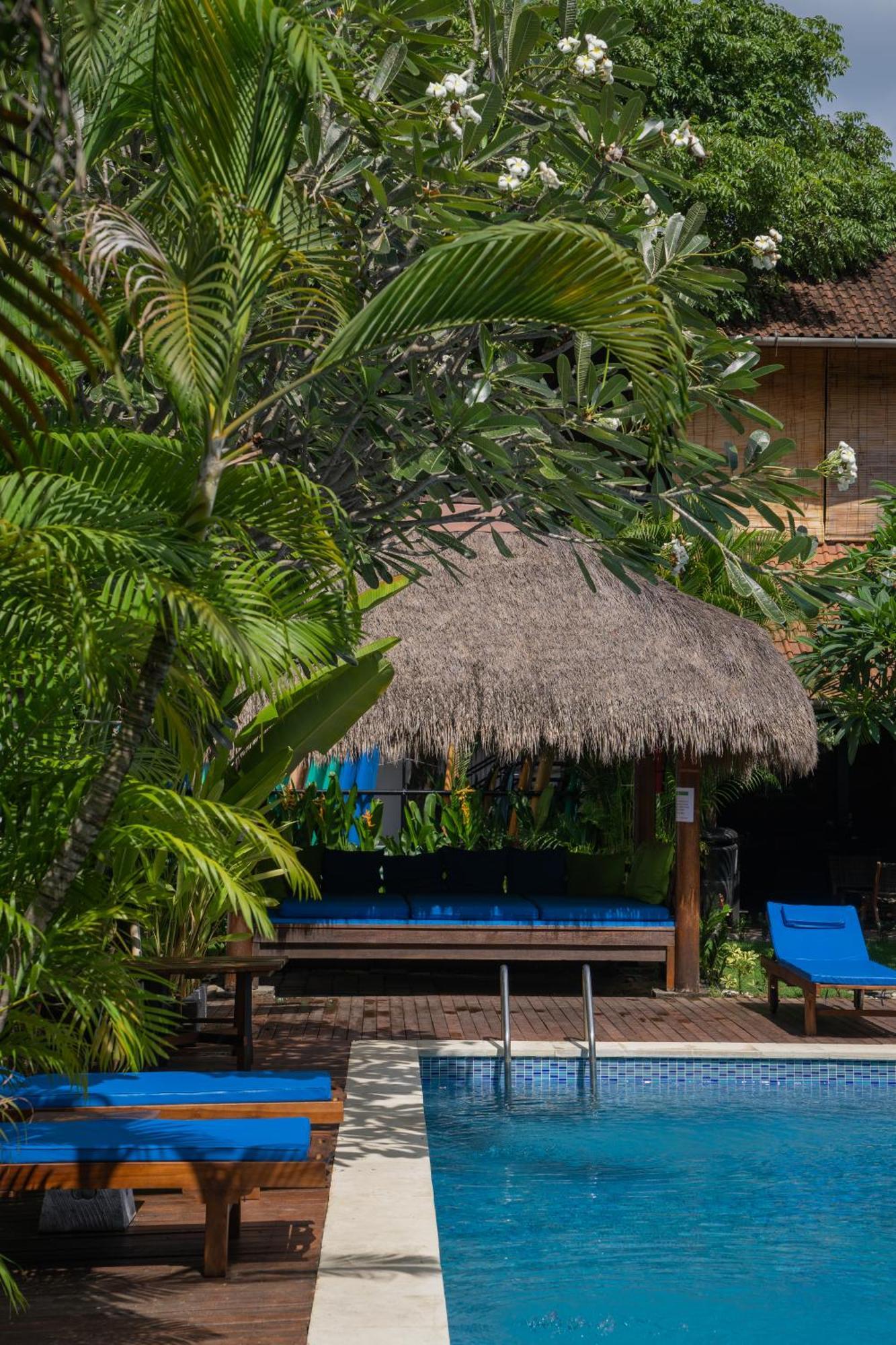 Easy Surf Camp Hotel Kuta  Ngoại thất bức ảnh