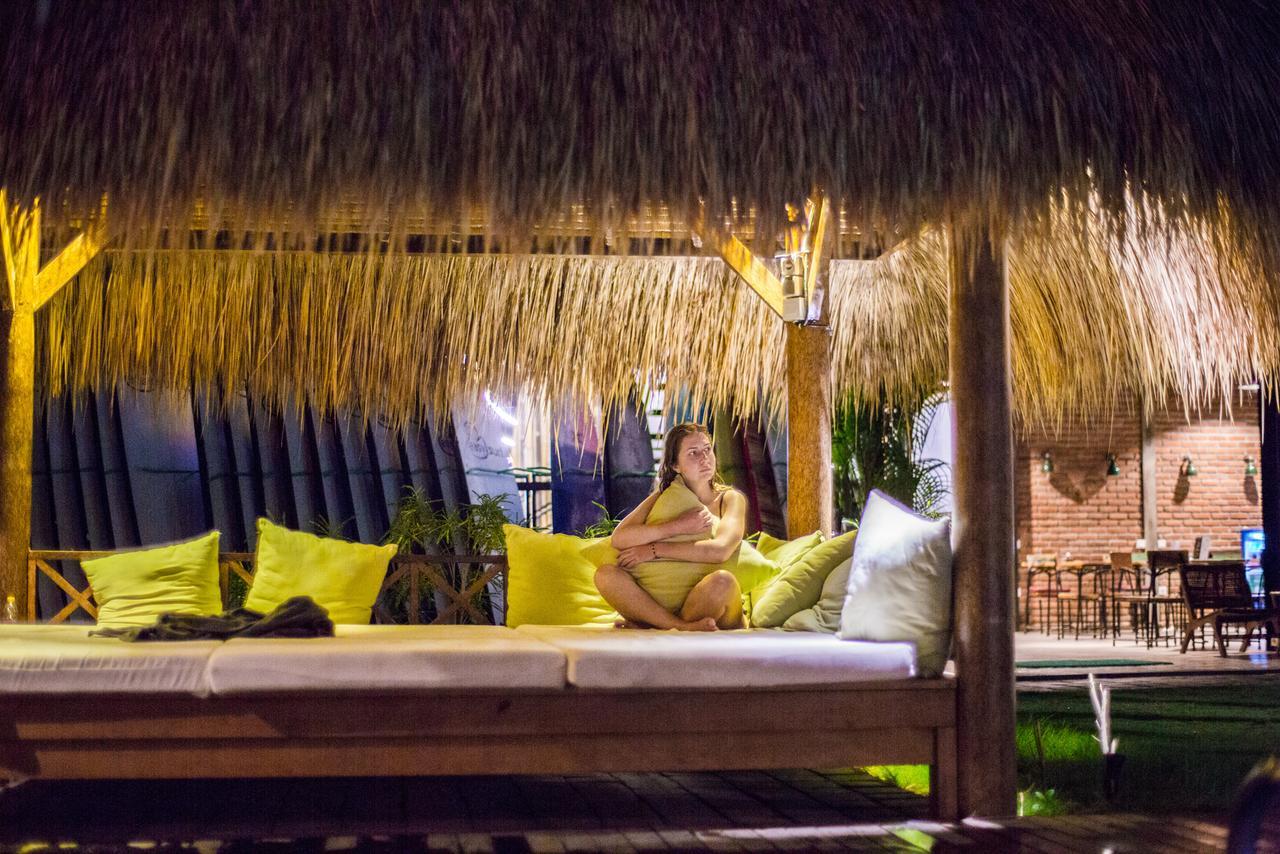 Easy Surf Camp Hotel Kuta  Ngoại thất bức ảnh